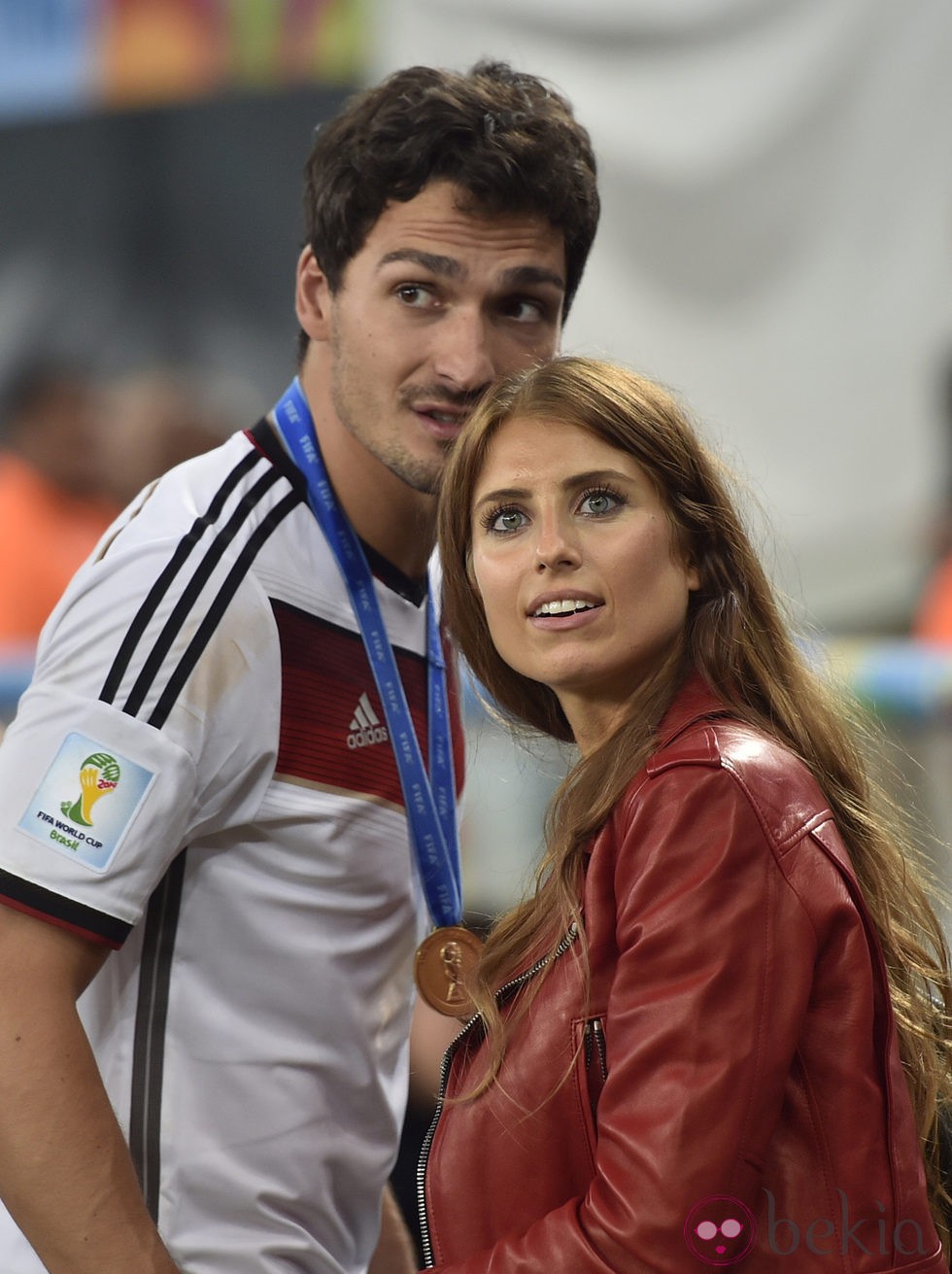 Mats Hummels con su novia Cathy Fischer celebrando la victoria de Alemania en el Mundial de Brasil 2014