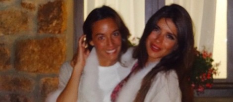 Daniella Semaan y Anna Ortiz disfrutando de una velada en Cerdeña