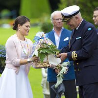 La Princesa Victoria de Suecia recibe un centro de flores el día de su 37 cumpleaños