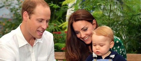 El Príncipe Jorge en su primer cumpleaños junto al Príncipe Guillermo y Kate Middleton