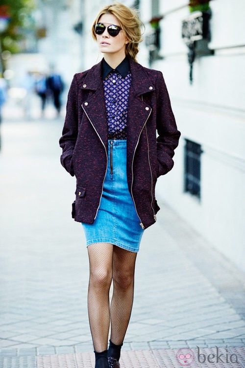 Flada lápiz vaquera, camisa estampada y abrigo granate de la colección otoño/invierno 2014 de Poète