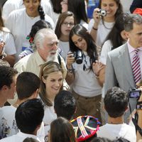 Los Reyes Felipe y Letizia rodeados de jóvenes aventureros de la 'Ruta BBVA 2014'