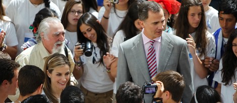 Los Reyes Felipe y Letizia rodeados de jóvenes aventureros de la 'Ruta BBVA 2014'