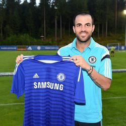 Cesc Fàbregas luce su nueva camiseta del Chelsea y su corte de pelo