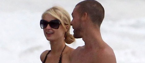Paris Hilton luce su espectacular cuerpo junto a un misterioso hombre en Malibú