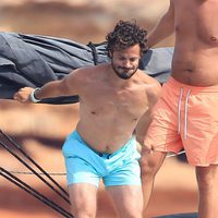 Carlos Felipe de Suecia a punto de tirarse al mar en Ibiza