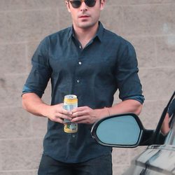 Zac Efron pasea por las calles de Los Angeles