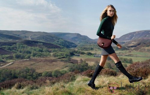 Cara Delevingne con un conjunto sobrio para Mulberry otoño/invierno 2014