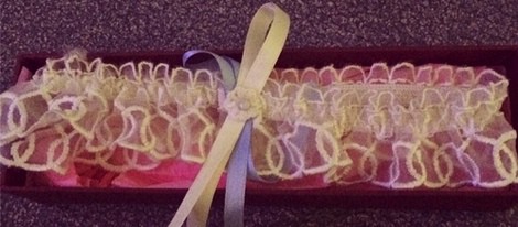 Una liga, el primer regalo de boda para Alba Carrillo