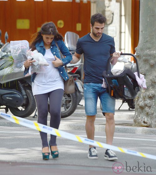 Daniella Semaan pasea con un estilo informal tras el parto