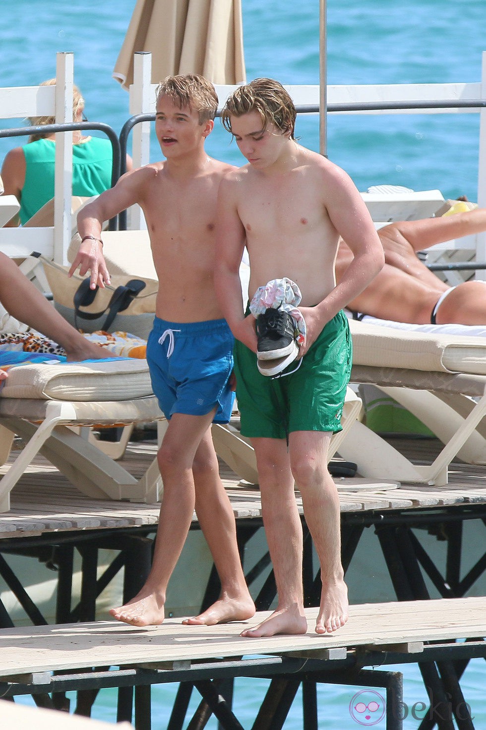 Rocco Ritchie y un amigo en la Costa Azul