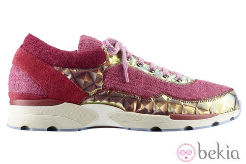 Sneakers diseñadas por Karl Lagerfeld en fucsia con tachuelas