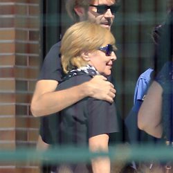 Concha Velasco, arropada por su hijo Manuel tras la muerte de su tío Alejandro Varona