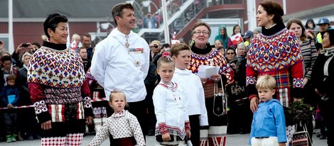 La Familia Real danesa en Qaqortoq con los trajes tradicionales de Groenlandia