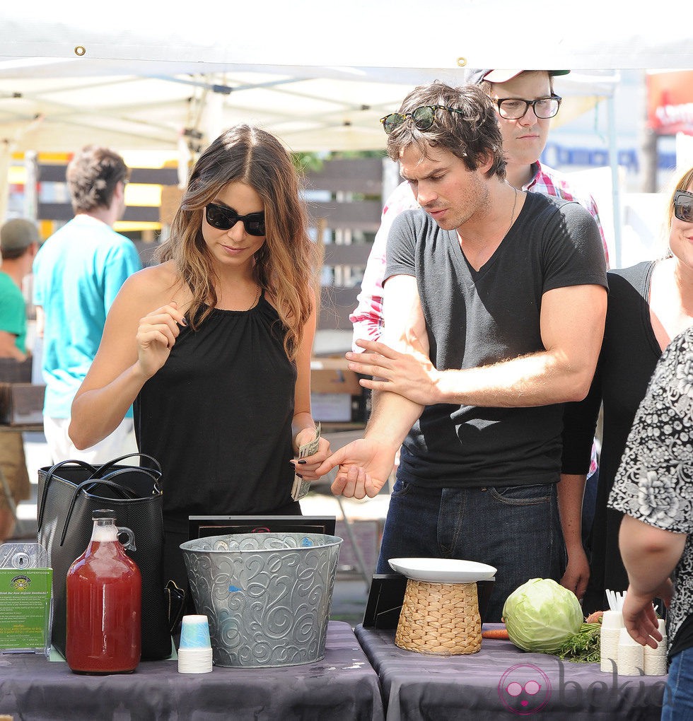 Ian Somerhalder y Nikki Reed comprando en un mercado de Los Angeles