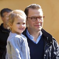 Daniel de Suecia con su hija la Princesa Estela en su primer día de escuela
