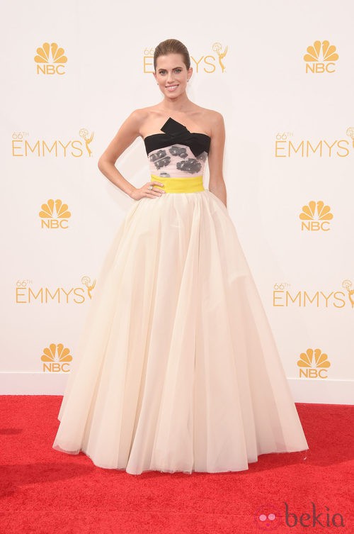 Allison Williams con un diseño de Giambattista Valli en los Premios Emmy 2014