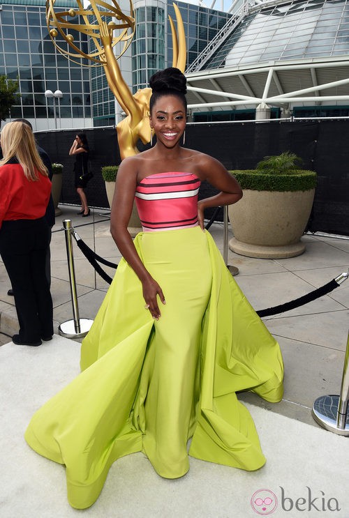 Teyonah Parris y Zooey Deschanel en los Premios Emmy 2014