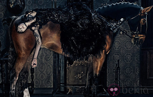 Edie Campbell tumbada encima de un caballo para la campaña otoño/invierno 2014 de Alexander McQueen