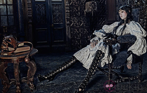 Edie Campell, de época y con botas altas para Alexander McQueen otoño/invierno 2014