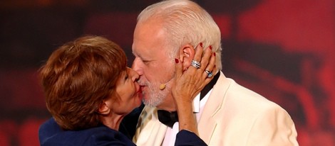 Concha Velasco besa a Juan Echanove en los Premios Ceres 2014