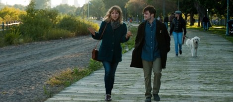 Daniel Radcliffe y Zoe Kazan en un fotograma de 'Amigos de más'