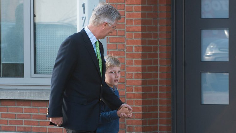 Felipe de Bélgica lleva al Príncipe Emmanuel a su primer día de colegio