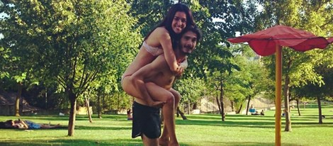 Blanca Romero subida a caballito de Yon González en bañador