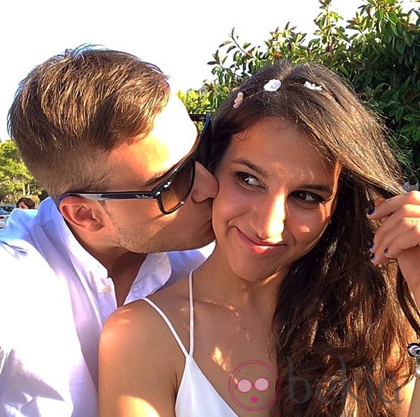 Sergi Brunet da un beso a Carlota Fàbregas