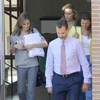 Los Reyes Felipe y Letizia tras dejar a sus hijas en el colegio en su primer día de curso