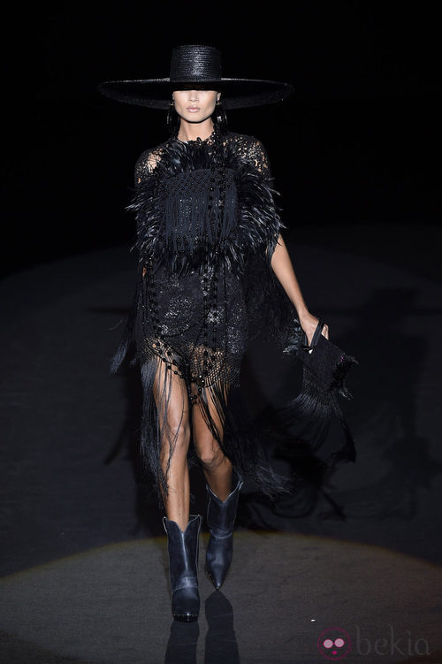 Vestido negro con plumas de Roberto Verino en Madrid Fashion Week primavera/verano 2015