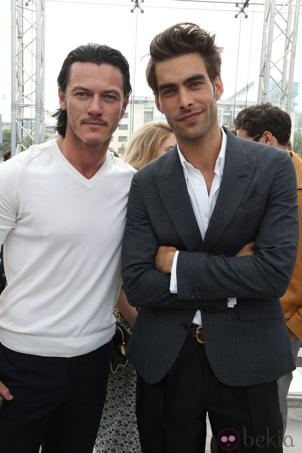 63438_luke-evans-jon-kortajarena-front-row-louis-vuitton-semana-moda-paris-...