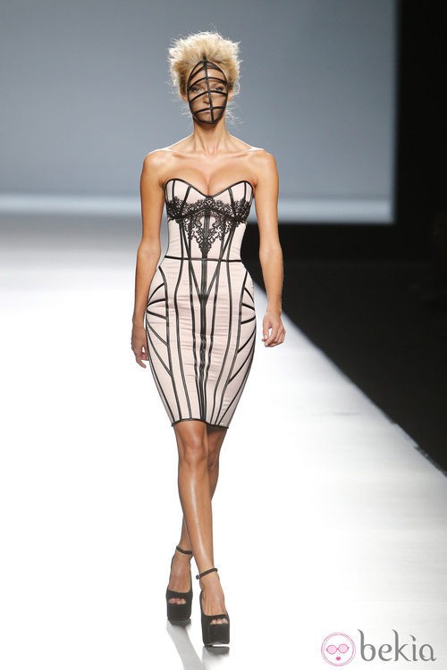 Vestido de líneas simétricas de Maya Hansen en Madrid Fashion Week primavera/verano 2015 