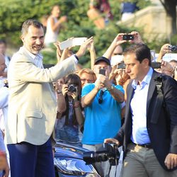 Felipe VI saluda a los curiosos durante su visita al Mundial de Vela de Santander