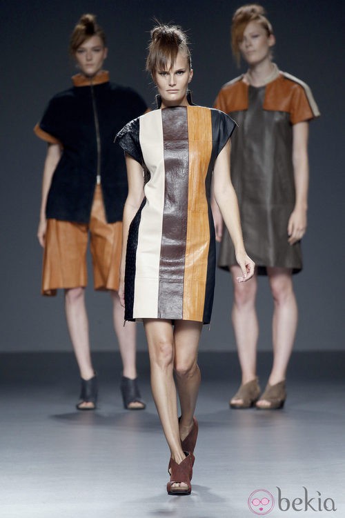 Vestido de rayas y piel de primavera/verano 2015 de Etxeberría en Madrid Fashion Week