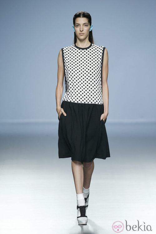 Vestido con lunares negros de Davidelfin en Madrid Fashion Week primavera/verano 2015
