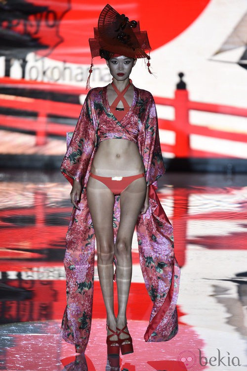 Conjunto de baño rojo de Andrés Sardá en Madrid Fashion Week primavera/verano 2015