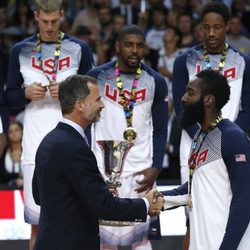 Rey Felipe VI entrega la Copa del Mundo de Baloncesto a James Harden