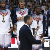 Rey Felipe VI entrega la Copa del Mundo de Baloncesto a James Harden