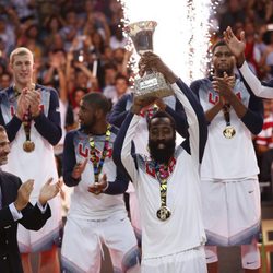 El Rey Felipe tras entregar a Estados Unidos la Copa del Mundo de Baloncesto 