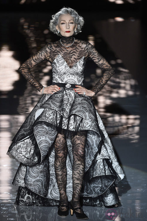 Alicia Borrás desfilando para Andrés Sardá en Madrid Fashion Week primavera/verano 2015
