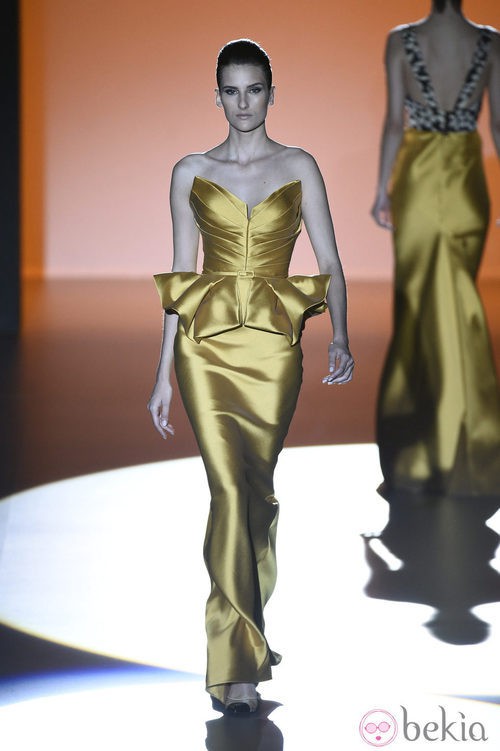 Vestido mostaza de Hannibal Laguna en Madrid Fashion Week primavera/verano 2015
