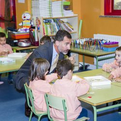 El Rey Felipe con unos niños en la apertura del Curso Escolar 2014/2015