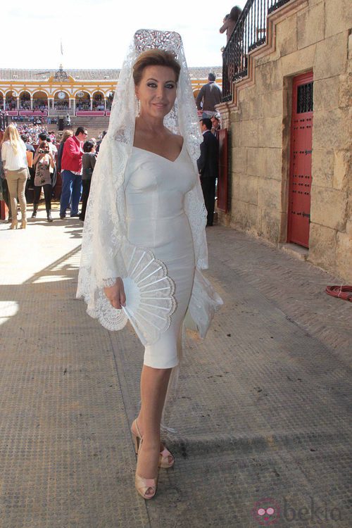 Norma Duval con mantilla