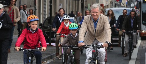 Felipe de Bélgica con su hijo Gabriel en el Día de la Bicicleta 2014