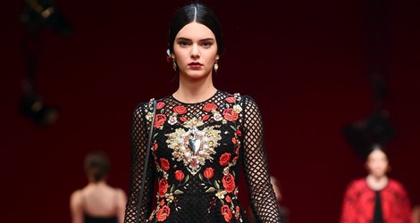 Kendall Jenner desfila para Dolce & Gabbana en la MBFW Milán