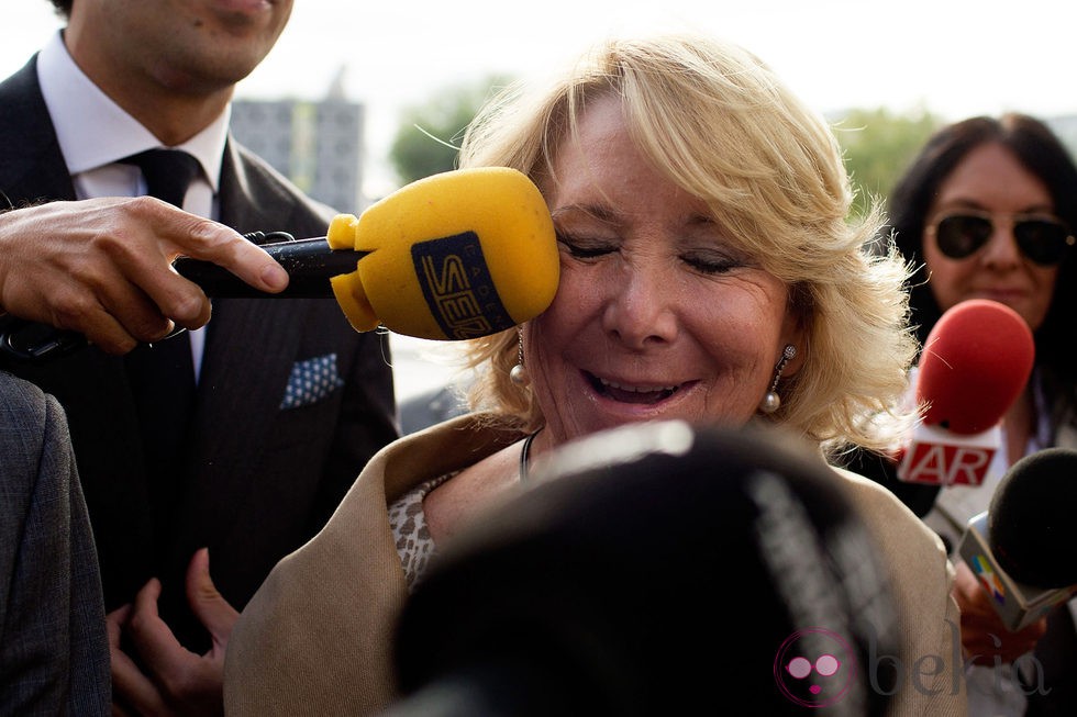Esperanza Aguirre, golpeada con un micrófono a la salida de los Juzgados