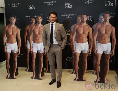 David Gandy posa junto a sus carteles a tamaño real en la presentación de 'David Gandy for Autograph'