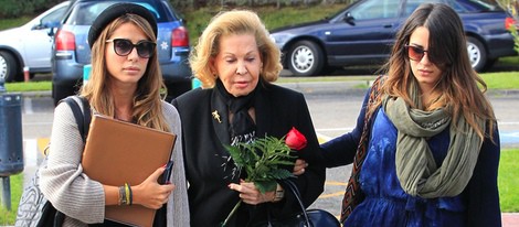 Elena Tablada con su abuela y su hermana en el tanatorio de Rafael Lozano