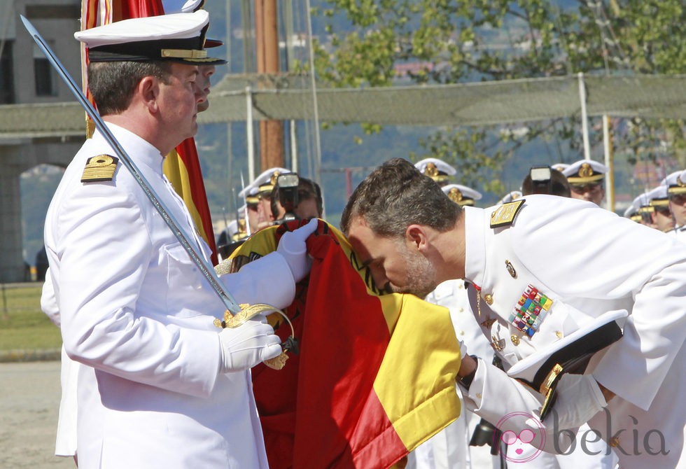 El Rey Felipe VI besa la bandera en la Escuela Naval de Marín